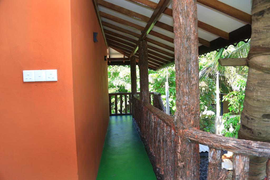 V Cabanas & Yala Safari Place Тисамахарама Екстериор снимка